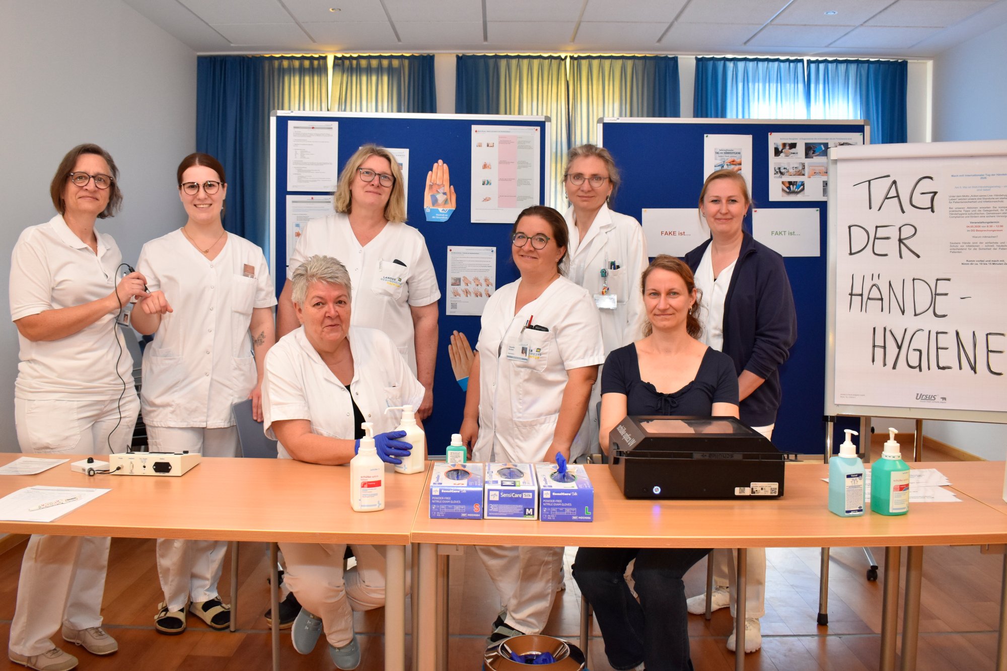 Das Hygieneteam am Standort Korneuburg mit interessierten Mitarbeiterinnen und Mitarbeitern