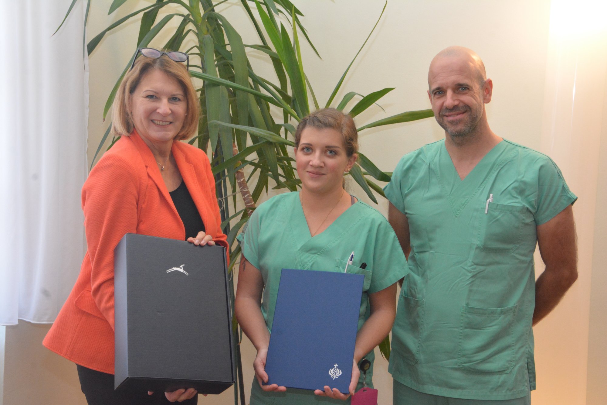 Pflegedirektorin Silvia Hickelsberger, MSc, MBA gratulierte DGKP Ilse Kreuter, BSc gemeinsam mit Stationsleiter DGKP Hannes Pöhl zum erfolgreichen Ausbildungsabschluss