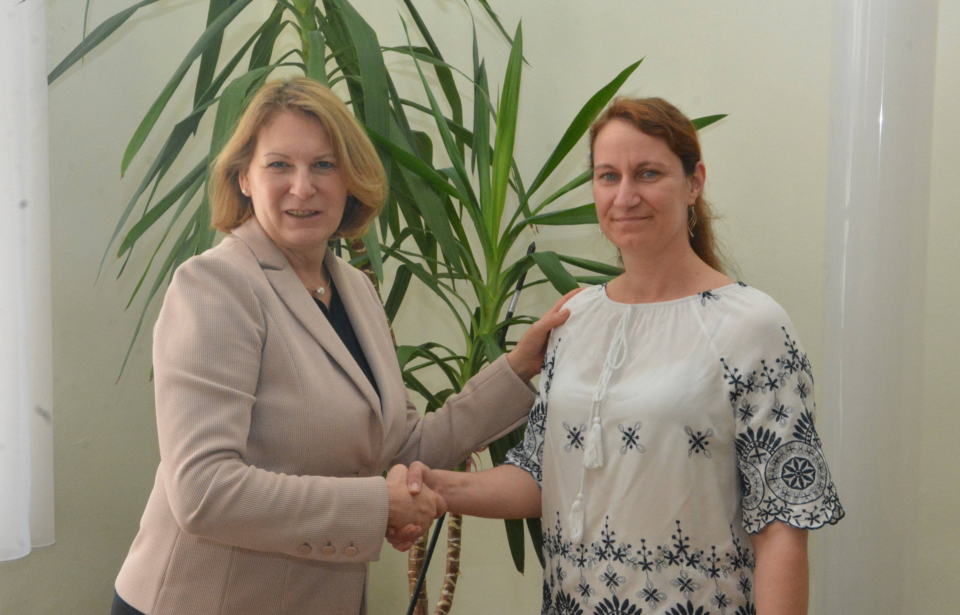 v.l.n.r. Pflegedirektorin DGKP Silvia Hickelsberger, MSc, MBA freut sich, die neue Praxiskoordinatorin, DGKP Verena Stubenvoll, begrüßen zu dürfen.