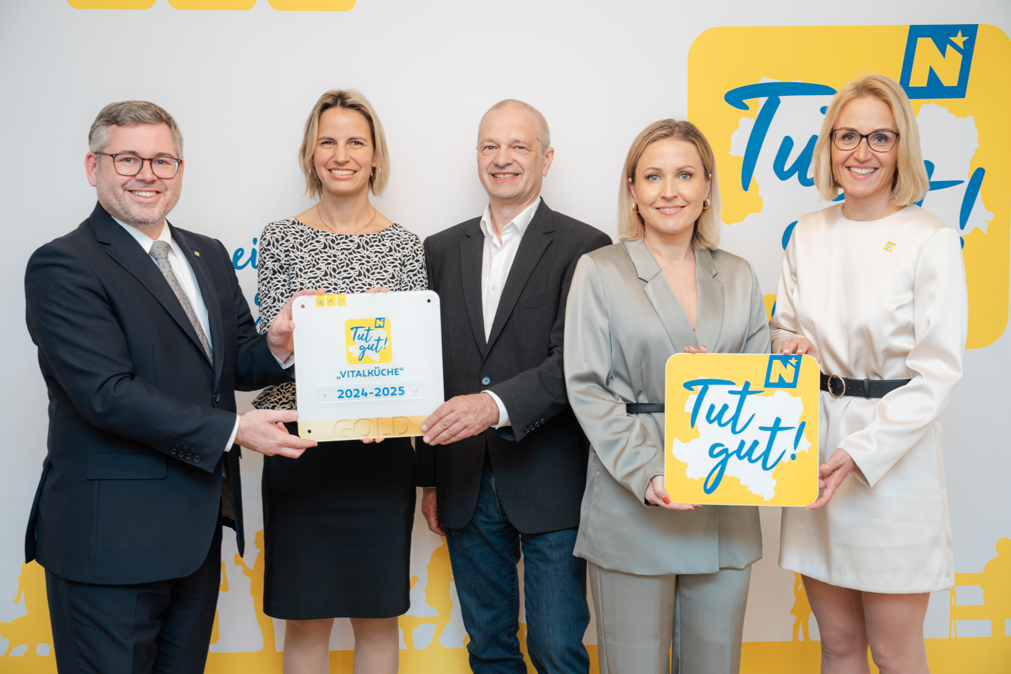 v.l.n.r. Landesrat Mag. Ludwig Schleritzko, Andrea Dankelmaier, BA, MA, MA (Kaufmännische Direktorin des Landesklinikums Hollabrunn), Dipl. KH-BW Anton Hörth (Kaufmännischer Direktor des Landesklinikums Korneuburg-Stockerau), die Stellvertretende Geschäftsführerin der Gesundheit Weinviertel GmbH Doris Slama, MSc sowie „Tut gut!“-Geschäftsführerin Mag. Alexandra Pernsteiner-Kappl.