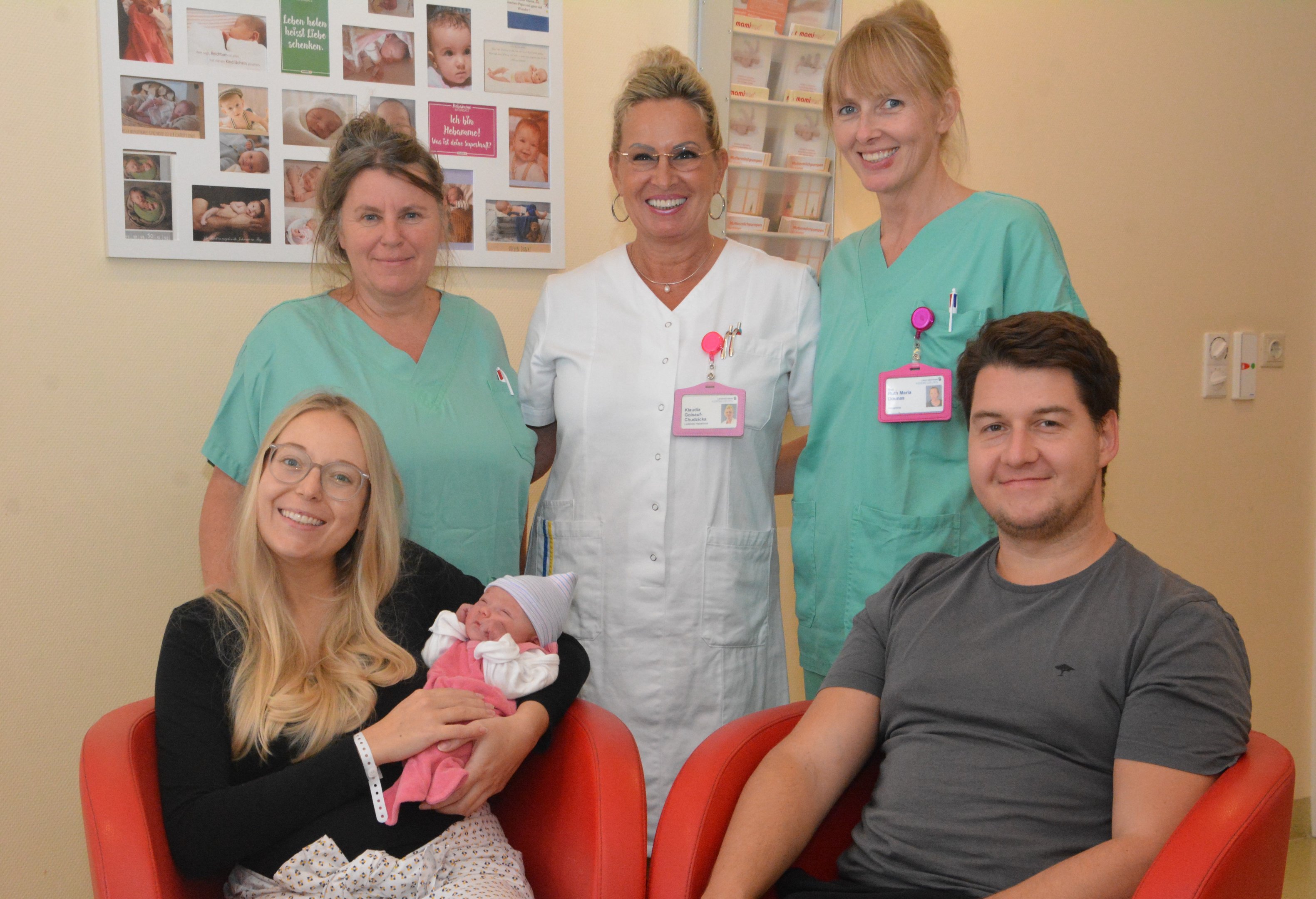 Das Team der Geburtenabteilung mit den Eltern und Leonie