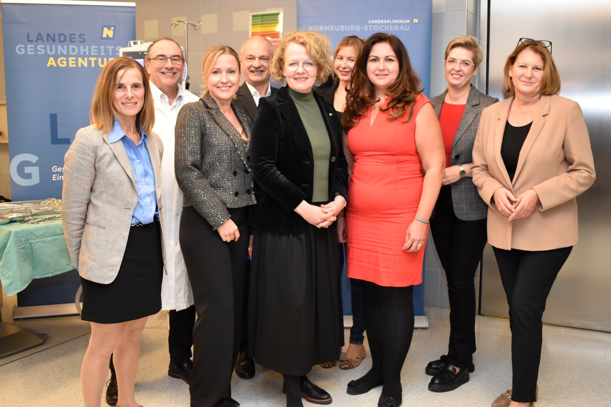 Stv. Direktorin Manuela Wiesner, Ärztlicher Direktor Dr. Rainer Ernstberger, Stv. Geschäftsführerin der Gesundheit Weinviertel GmbH Doris Slama, Kaufmännischer Direktor Dipl. KH-BW Anton Hörth, Landesrätin Mag. Christiane Teschl-Hofmeister, fachspezifische Leitung DGKP Sabrina Kiessling, Univ.-Lekt. Dr. Eva Trifina-Mikosch, Mag. (FH) Susanne Gröschel und Interim. Pflegedirektorin DGKP Silvia Hickelsberger