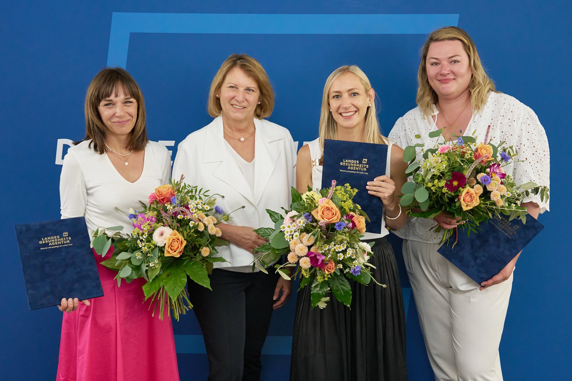 Pflegedirektorin Silvia Hickelsberger mit den drei Ausbildungsabsolventinnen