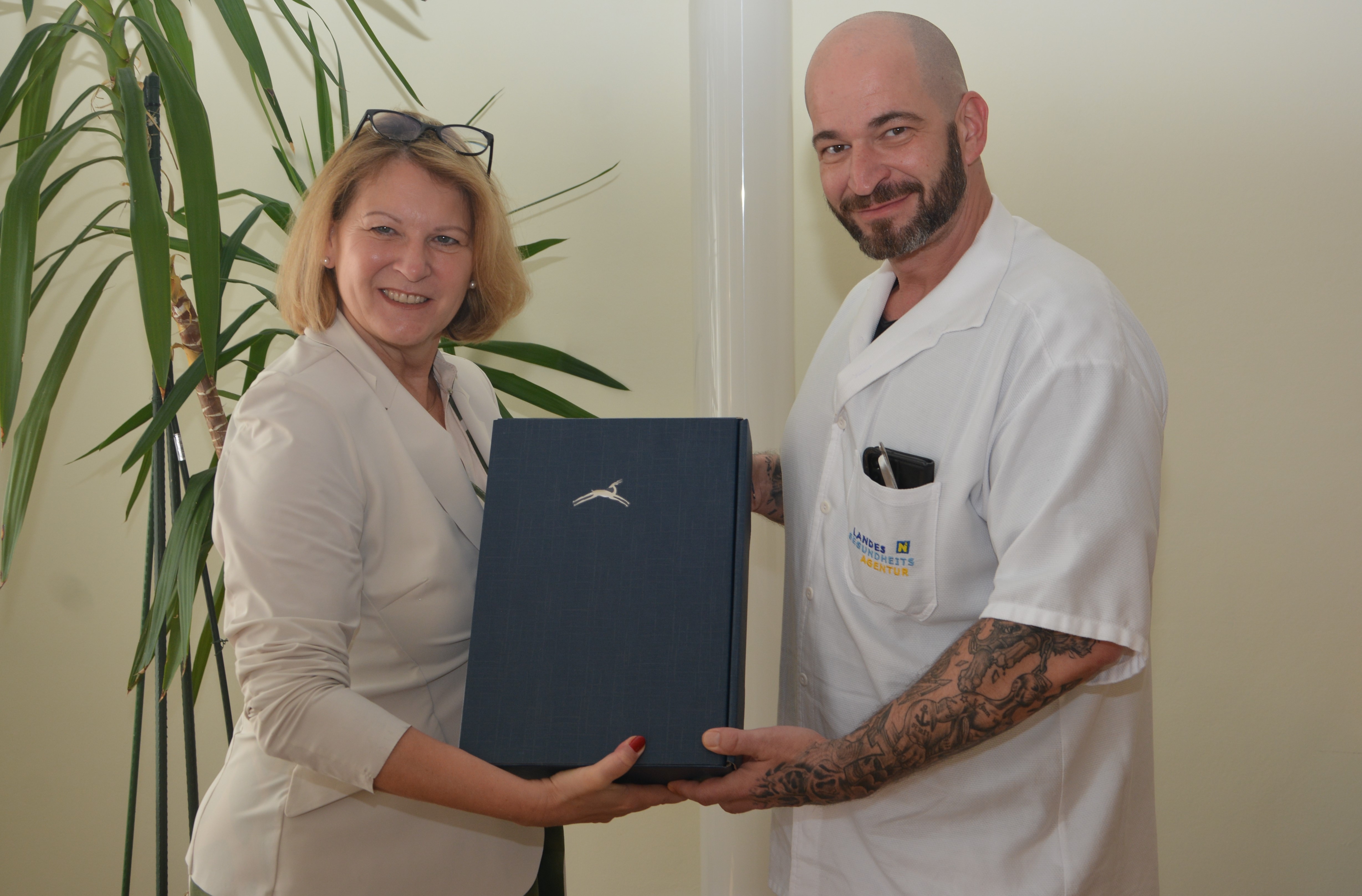 Pflegedirektorin Silvia Hickelsberger gratulierte Peter Bruny sehr herzlich