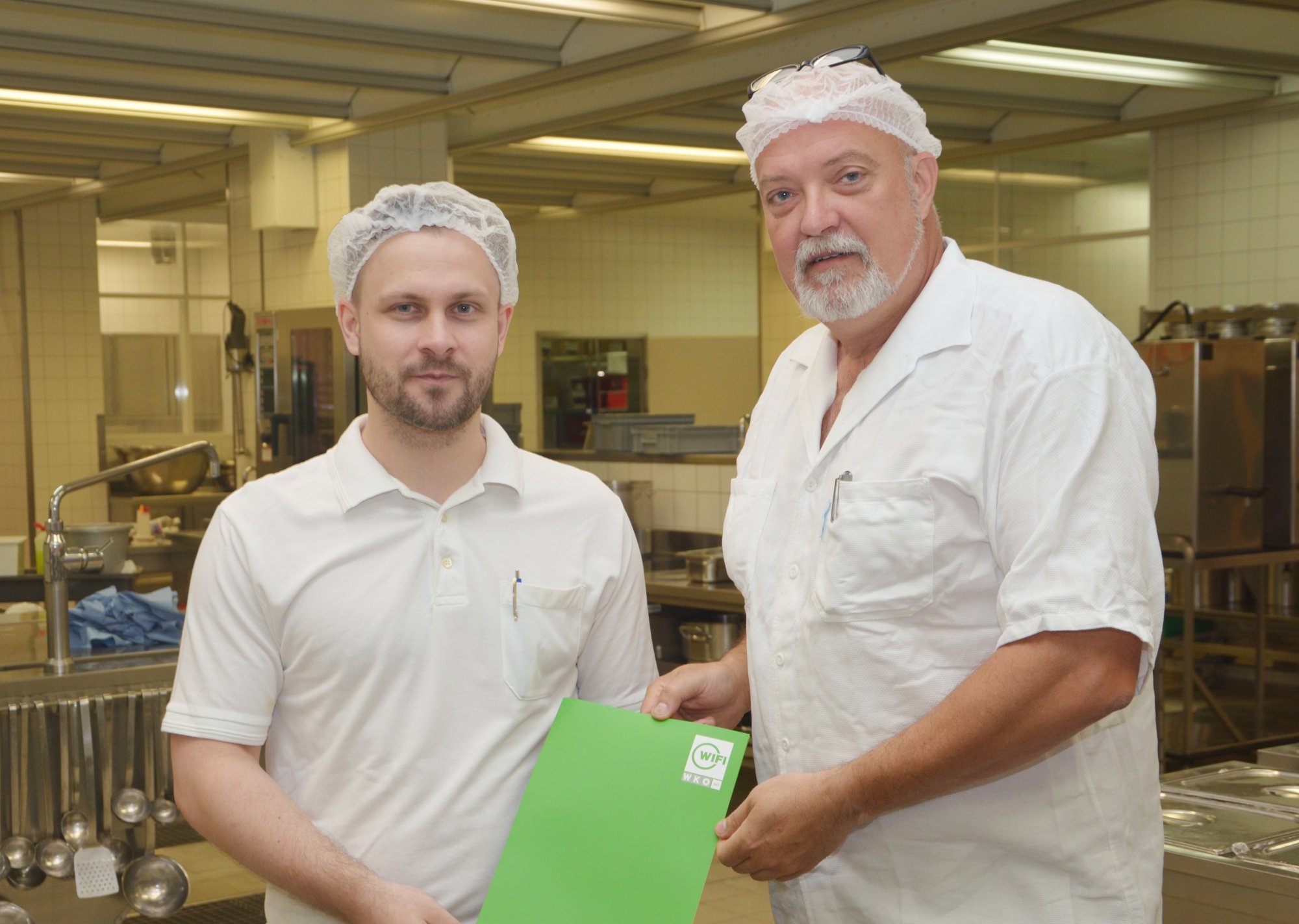 Küchenleiter Karl Wolf gratulierte Dominik Widowitz 