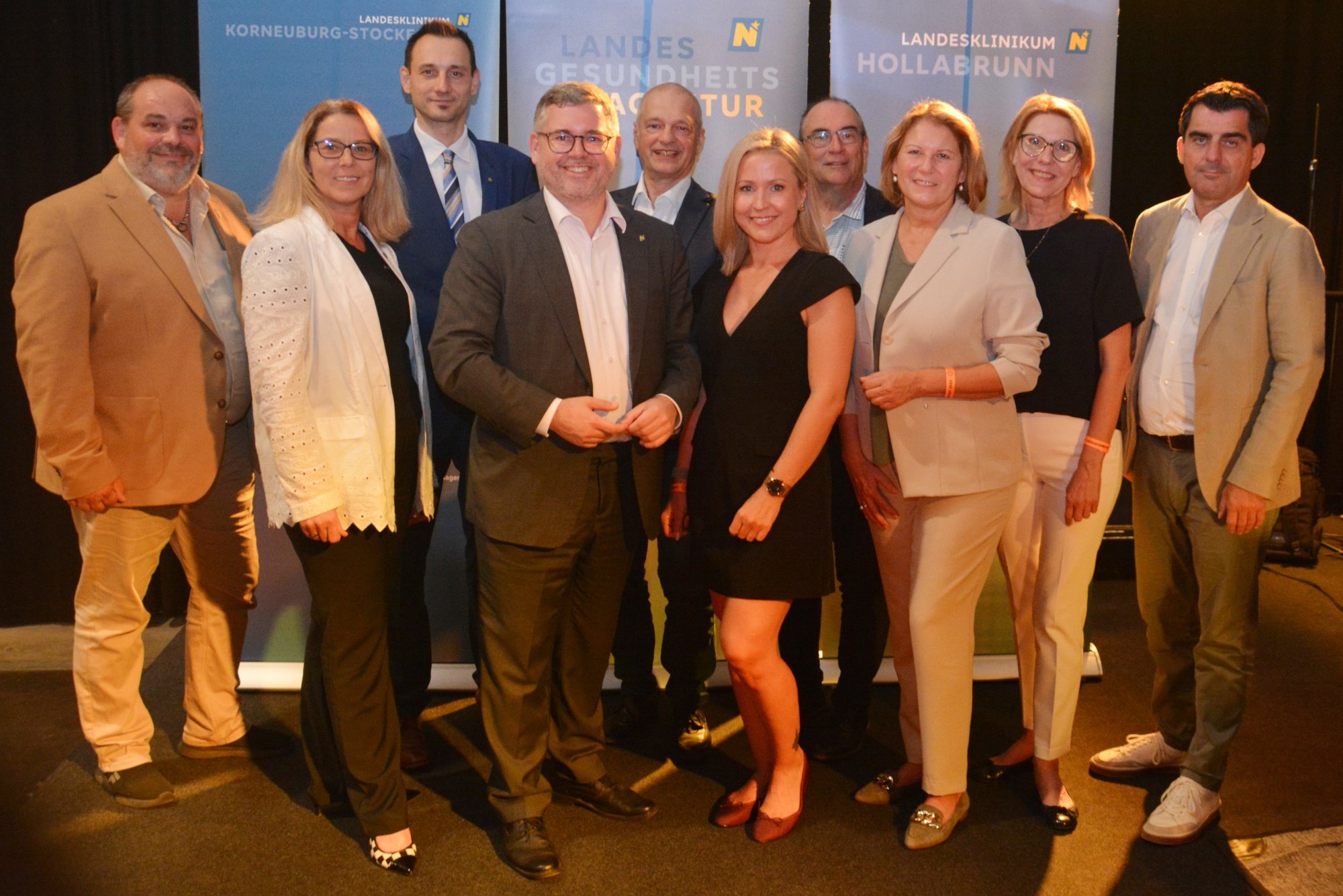 Die Ehrengäste, die gemeinsam mit den Mitarbeiterinnen und Mitarbeitern der Landeskliniken Hollabrunn und Korneuburg-Stockerau feierten