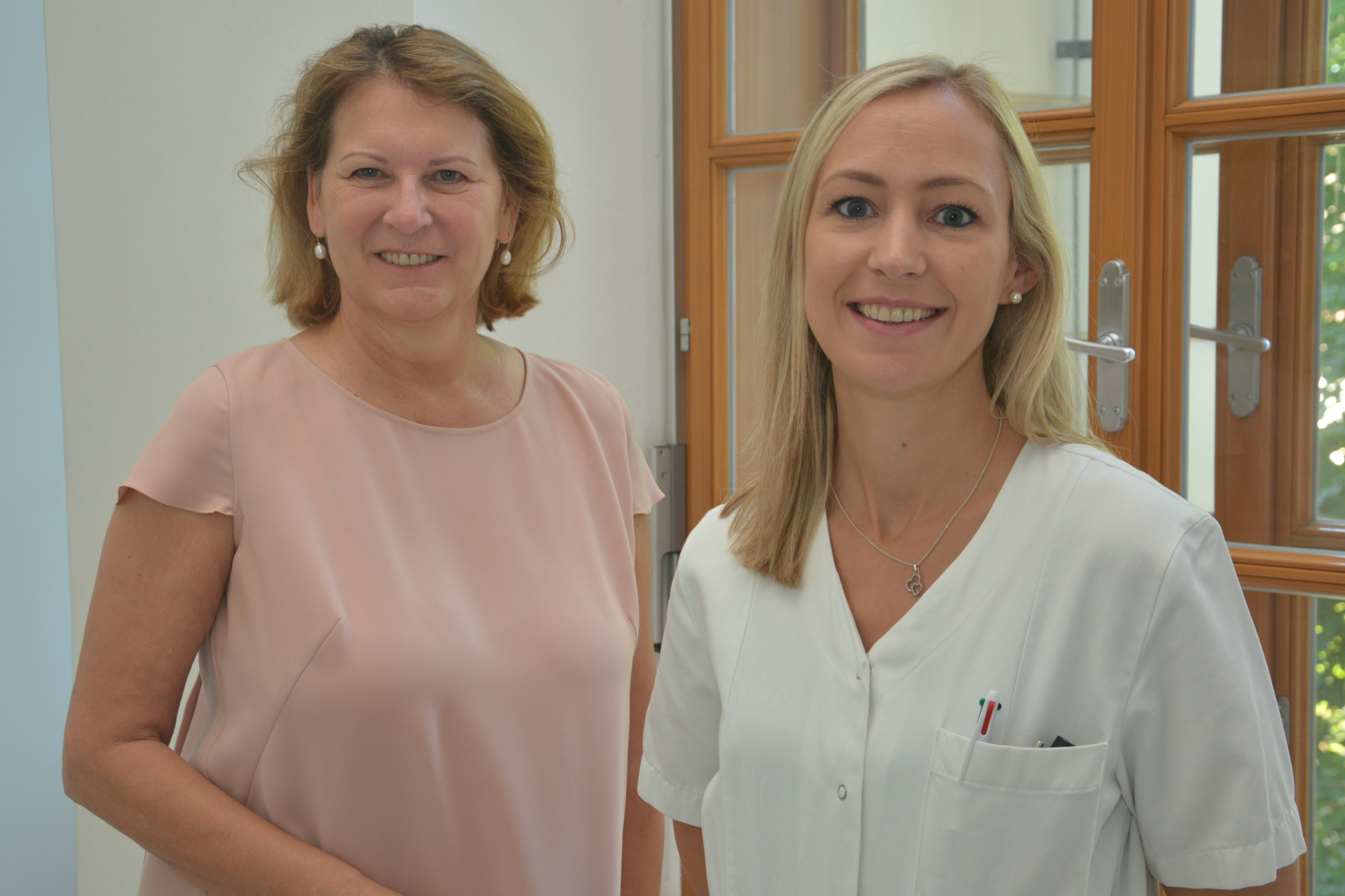 Pflegedirektorin Silvia Hickelsberger und Stationsleitung Elisabeth Scharinger
