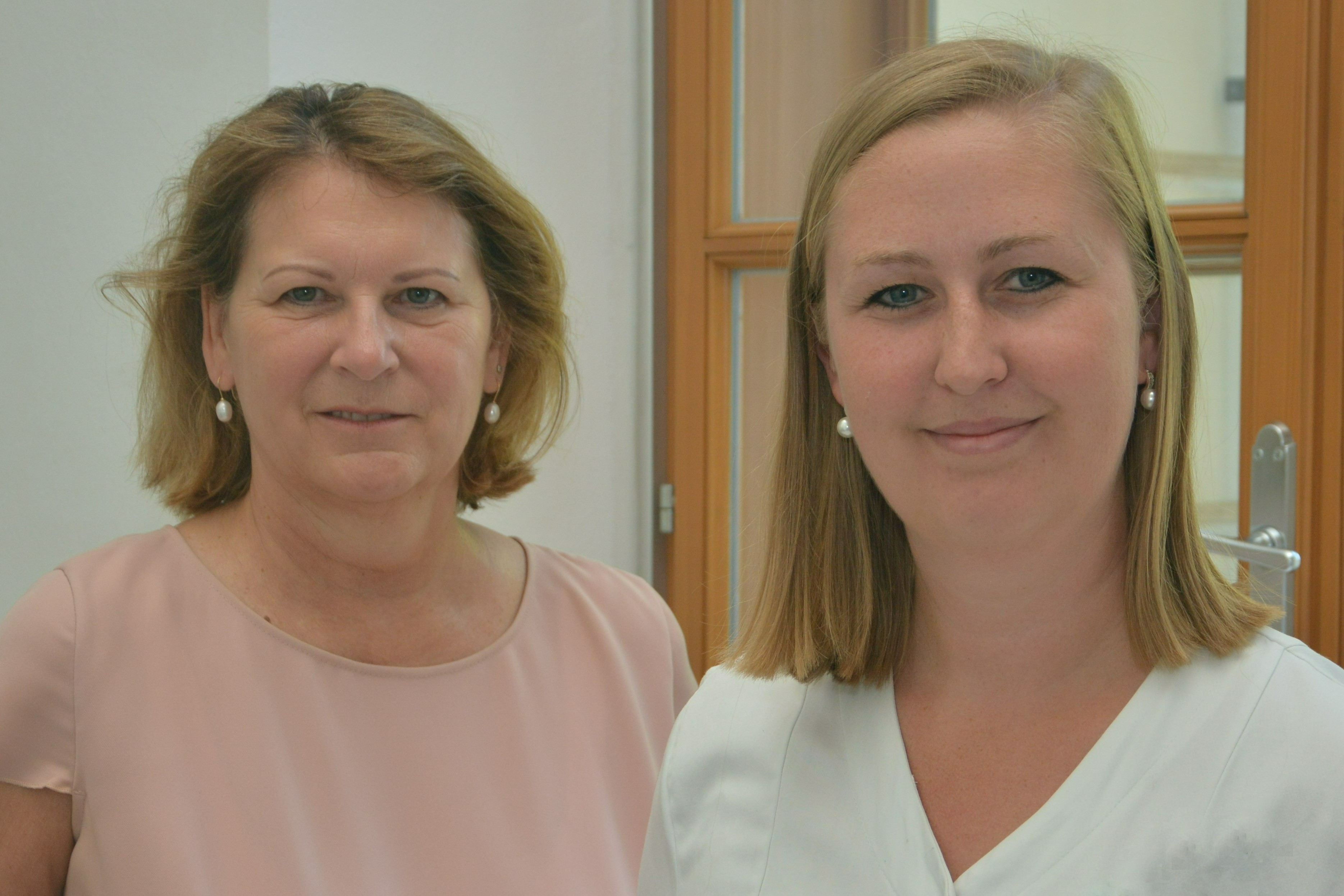 Pflegedirektorin Silvia Hickelsberger und Stationsleitung Marion Binder