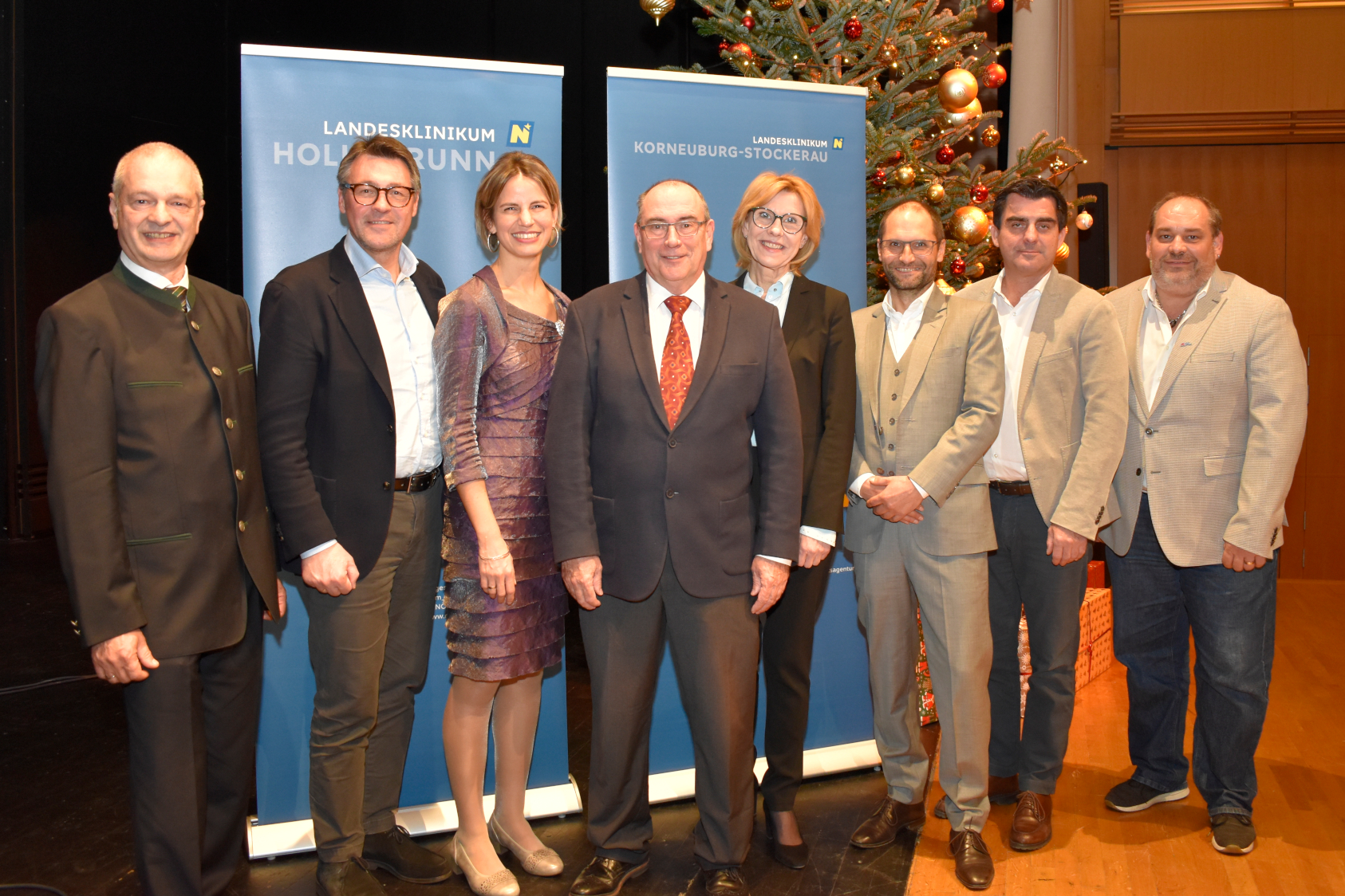 Die Klinikleitung samt Ehrengästen bei der Weihnachtsfeier
