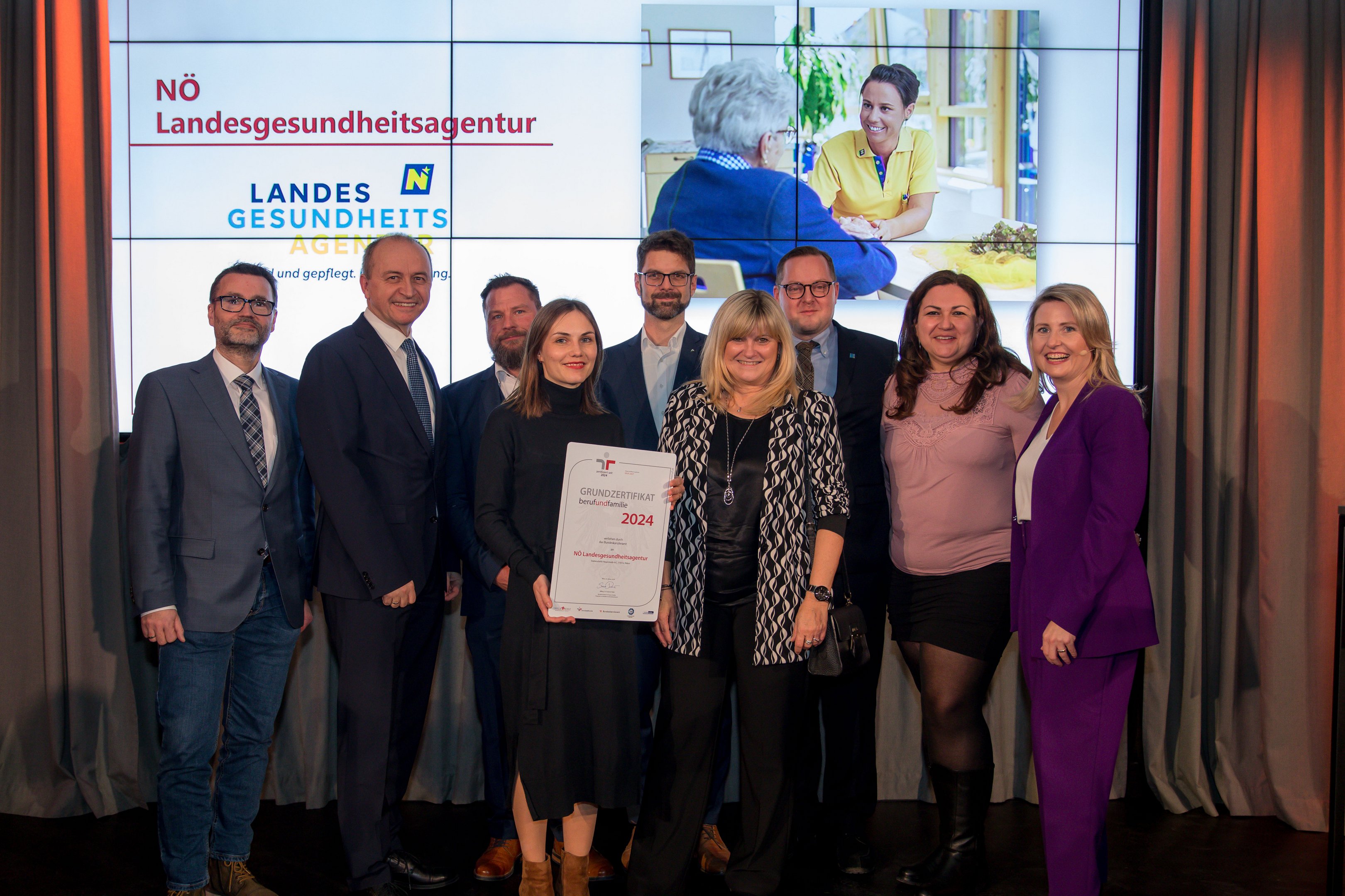 Delegation bei der Zertifikatsverleihung im Palais Berg in Wien