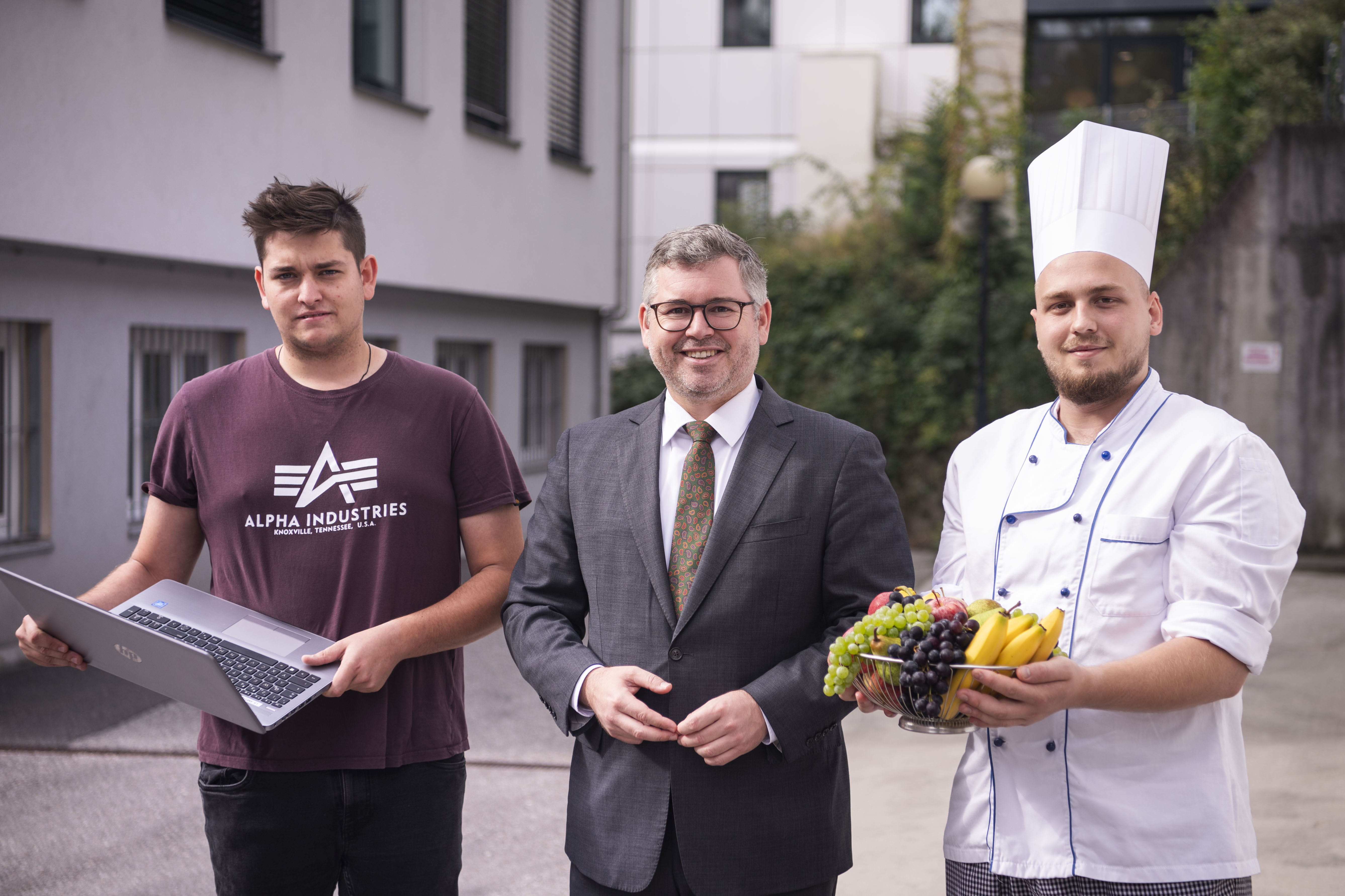 LR Schleritzko mit einem IT- und Küchen-Lehrling